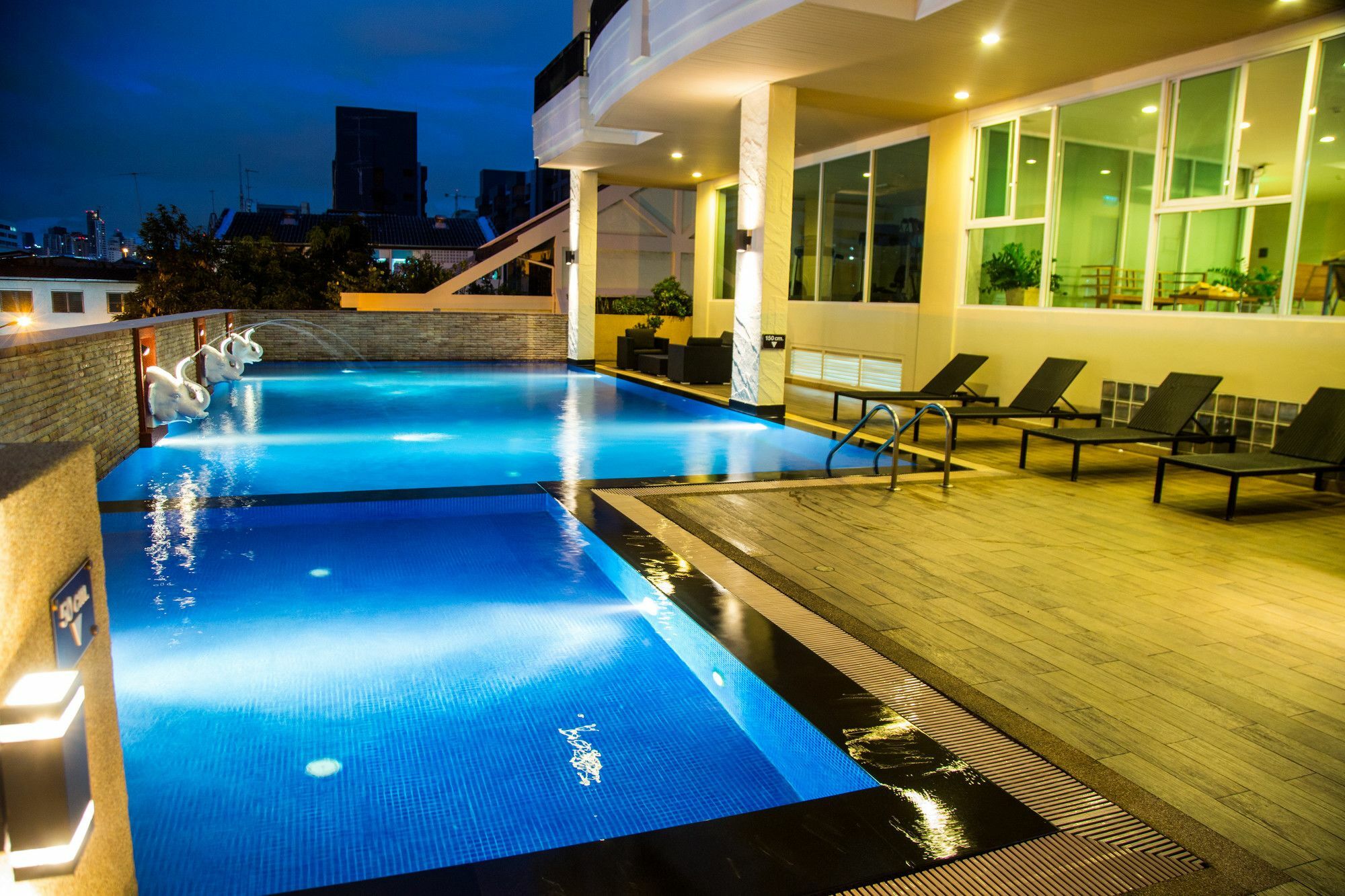 Patio Luxury Suites 曼谷 外观 照片
